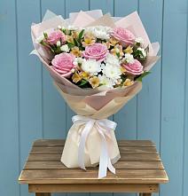 Букет цветов из:  Гвоздики, Орхидеи и Розы в Кирово-Чепецке