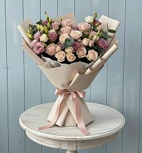 Букет цветов из:  Розы и Лизиантусы в Кирово-Чепецке