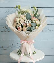 Букет цветов из:  Розы и Лизиантусы в Кирово-Чепецке