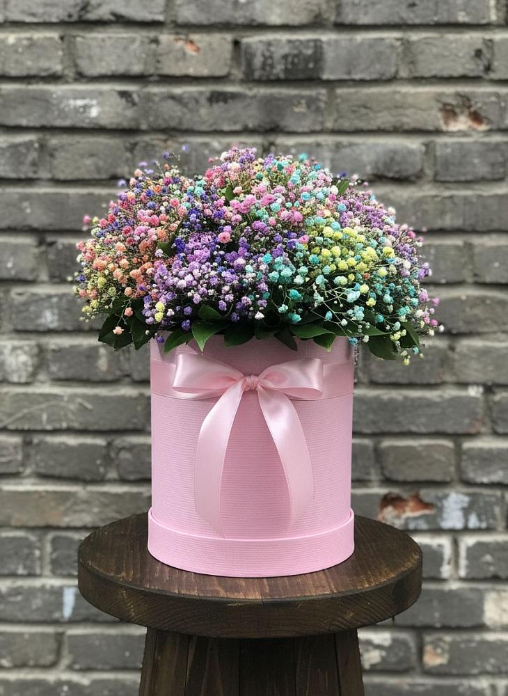 Цветочная композиция из Гипсофила и Розы в шляпной коробке в Кирово-Чепецке