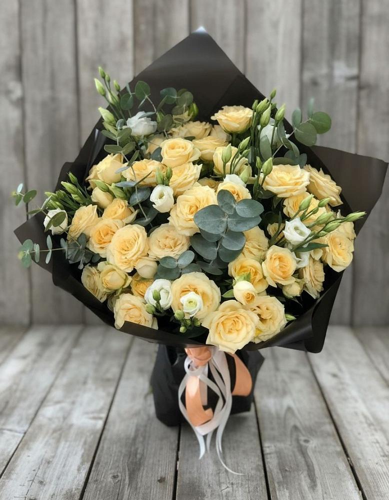 Букет цветов из: Розы и Лизиантусы в Кирово-Чепецке