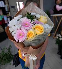 Букет цветов из:  Герберы, Розы и Хризантемы в Кирово-Чепецке