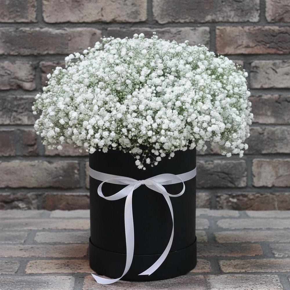 Цветочная композиция из Гипсофила в шляпной коробке в Кирово-Чепецке