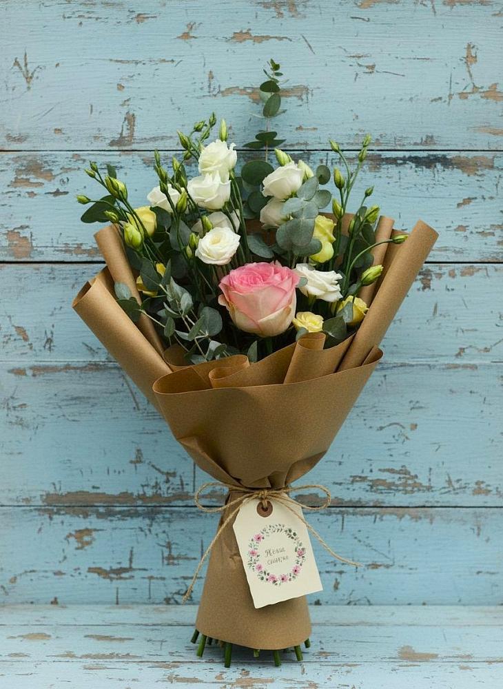 Букет цветов из: Розы и Лизиантусы в Кирово-Чепецке