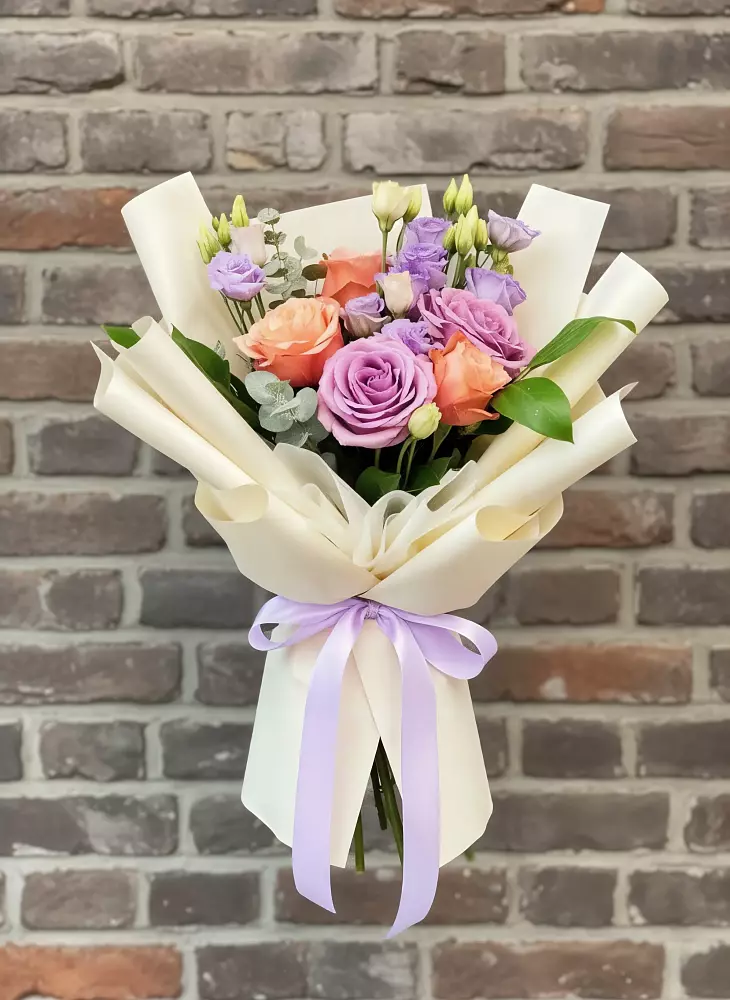 Букет цветов из: Лизиантусы и Розы в Кирово-Чепецке