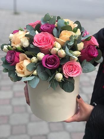 Цветочная композиция из Розы в шляпной коробке в Кирово-Чепецке