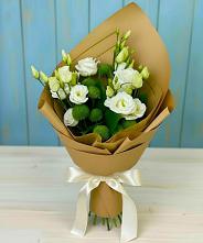 Букет цветов из:  Хризантемы и Лизиантусы в Кирово-Чепецке