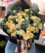Букет цветов из:  Розы и Лизиантусы в Кирово-Чепецке