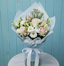 Букет цветов из:  Розы и Лизиантусы в Кирово-Чепецке