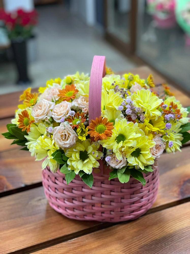 Цветочная композиция из Хризантемы и Розы в корзине в Кирово-Чепецке