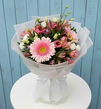 Букет цветов из:  Герберы, Альстромерии и Лизиантусы в Кирово-Чепецке
