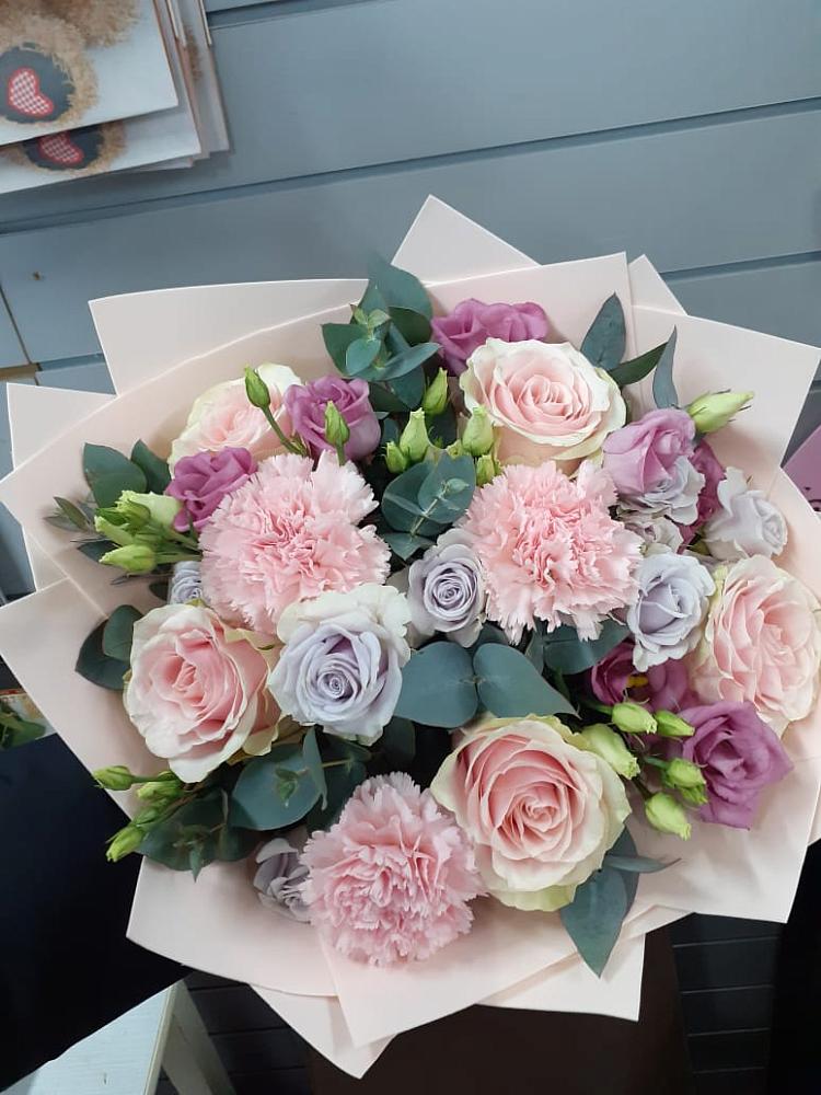 Букет цветов из: Розы, Гвоздики и Лизиантусы в Кирово-Чепецке