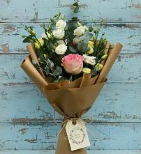 Букет цветов из:  Розы и Лизиантусы в Кирово-Чепецке