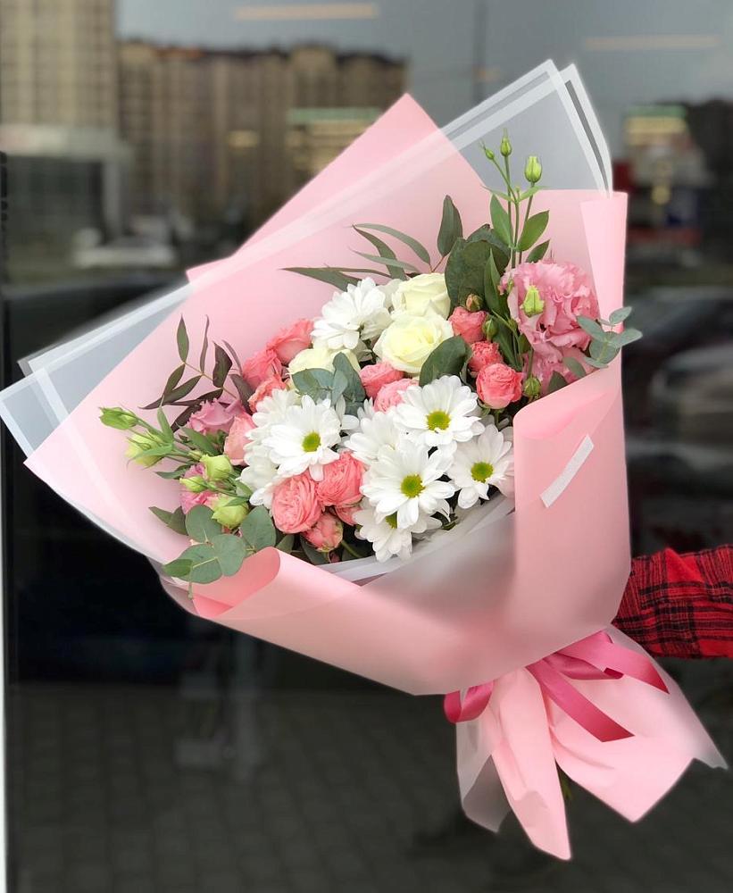 Букет нежный в Кирово-Чепецке Букет цветов из: Розы, Лизиантусы и Хризантемы в Кирово-Чепецке