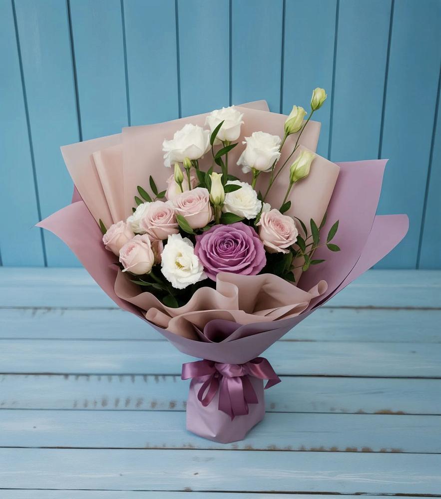 Букет цветов из: Розы и Лизиантусы в Кирово-Чепецке